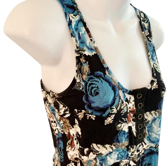 Urban Behaviour | Sleeveless Top - Picture 7 of 11